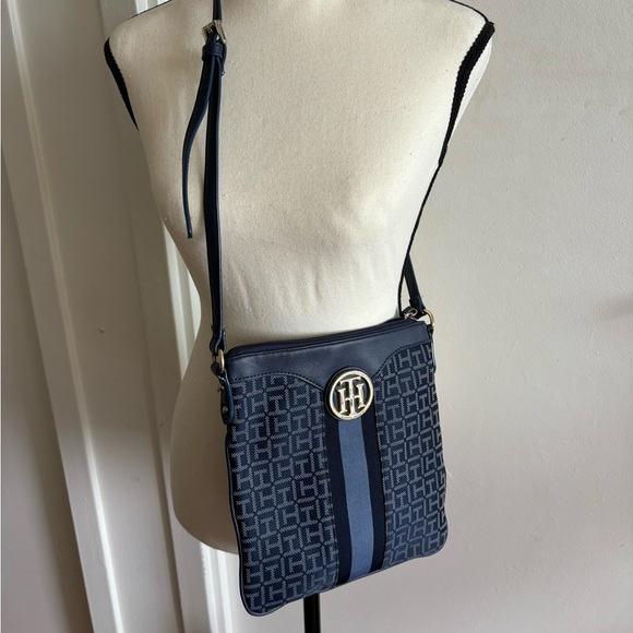 Tommy Hilfiger Navy crossover purse. - Picture 1 of 3